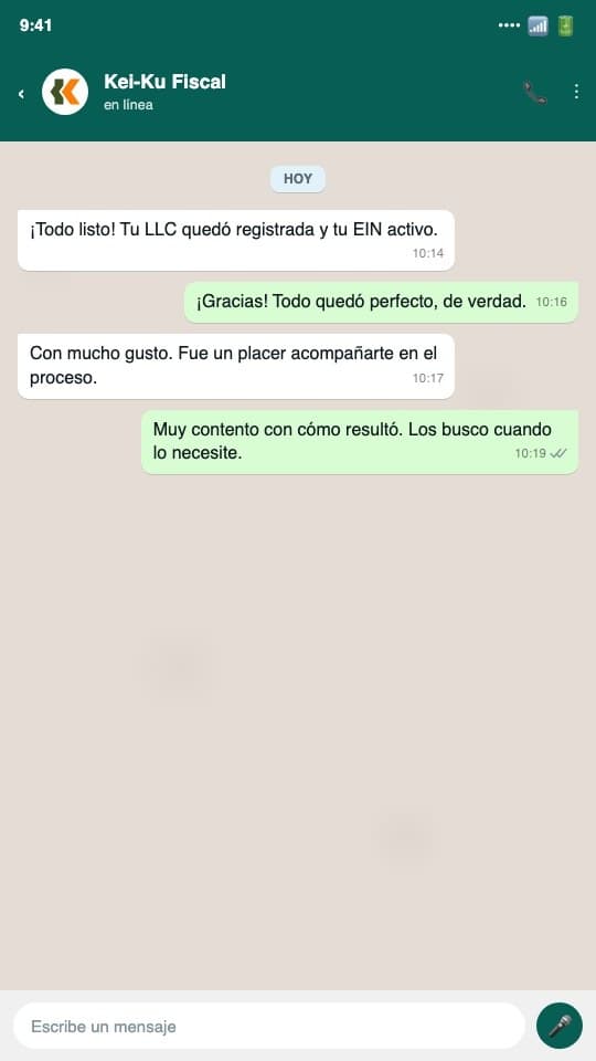 Composición de conversación de WhatsApp mostrando el cierre agradecido de un trámite de LLC completado